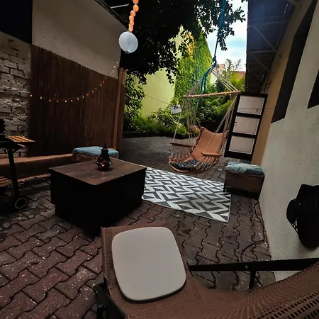 Vintage With Garden View Apartment